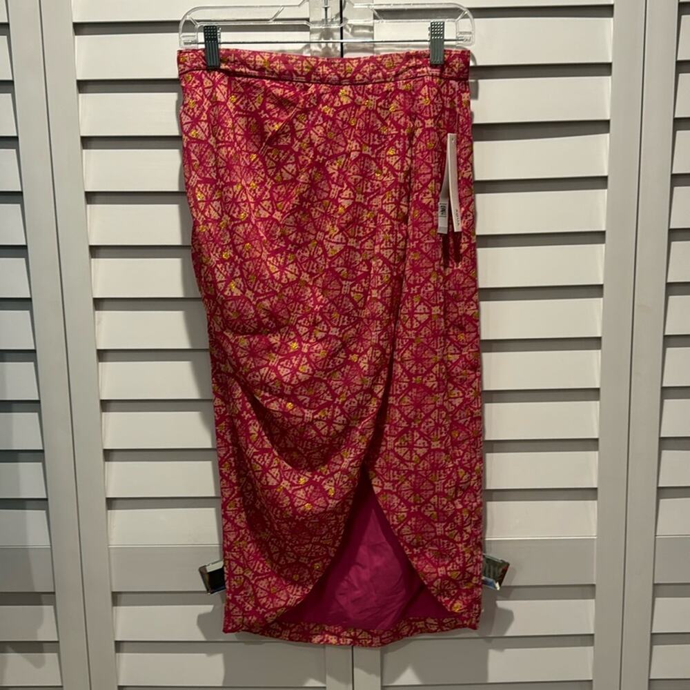 Aqua NWT Pink/ Gold Metallic printed lined Wrap Skirt size M. 100% Polyester. - Picture 2 of 10
